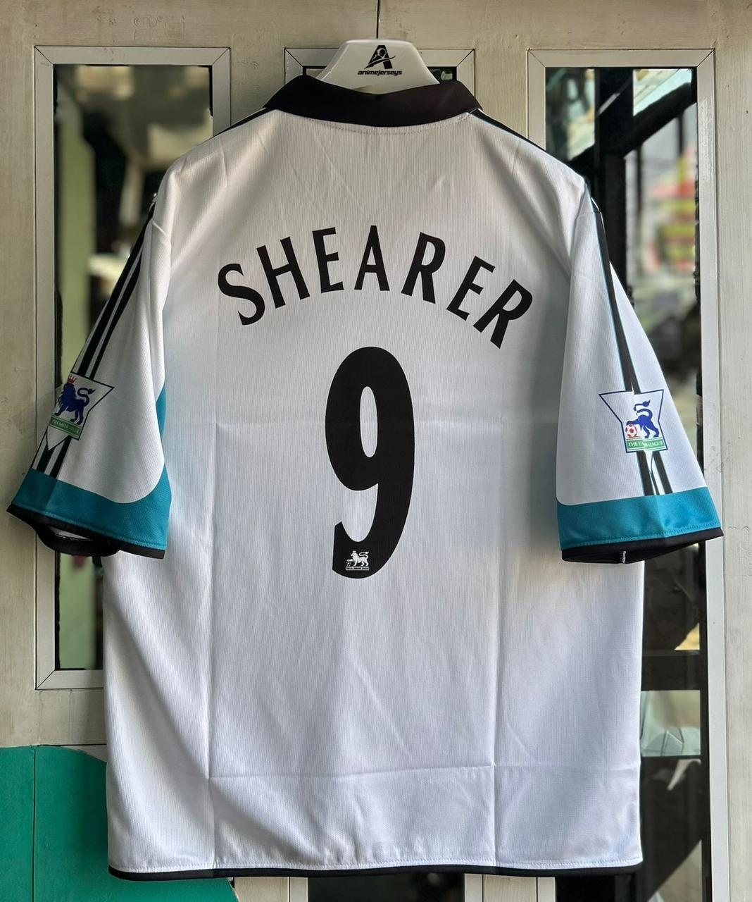 NEWCASTLE UNITED 1999-00 AWAY KIT. FIVESLEEVE POLO EMBROIDERY